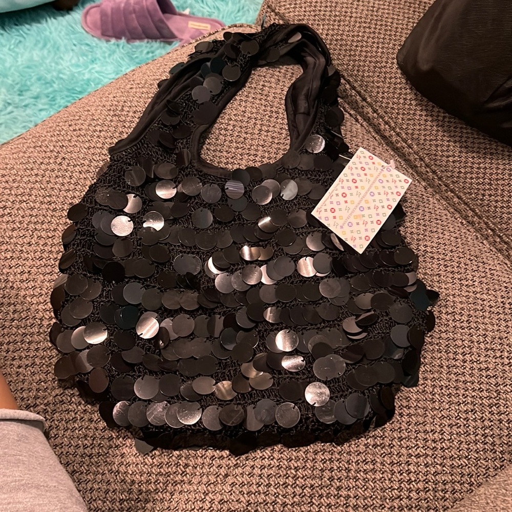 Black sequence flapper